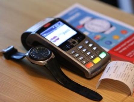 Alfa Bank on välja andnud Venemaal esimese maksejõukäevõru Käevõru kontaktivabade maksete jaoks